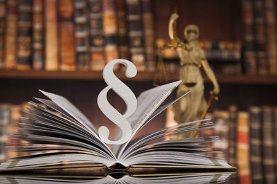 法律公正的象征 从书籍到棉纱的隐喻